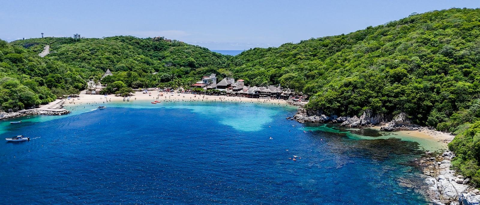 Vista aérea de una bahía de Huatulco