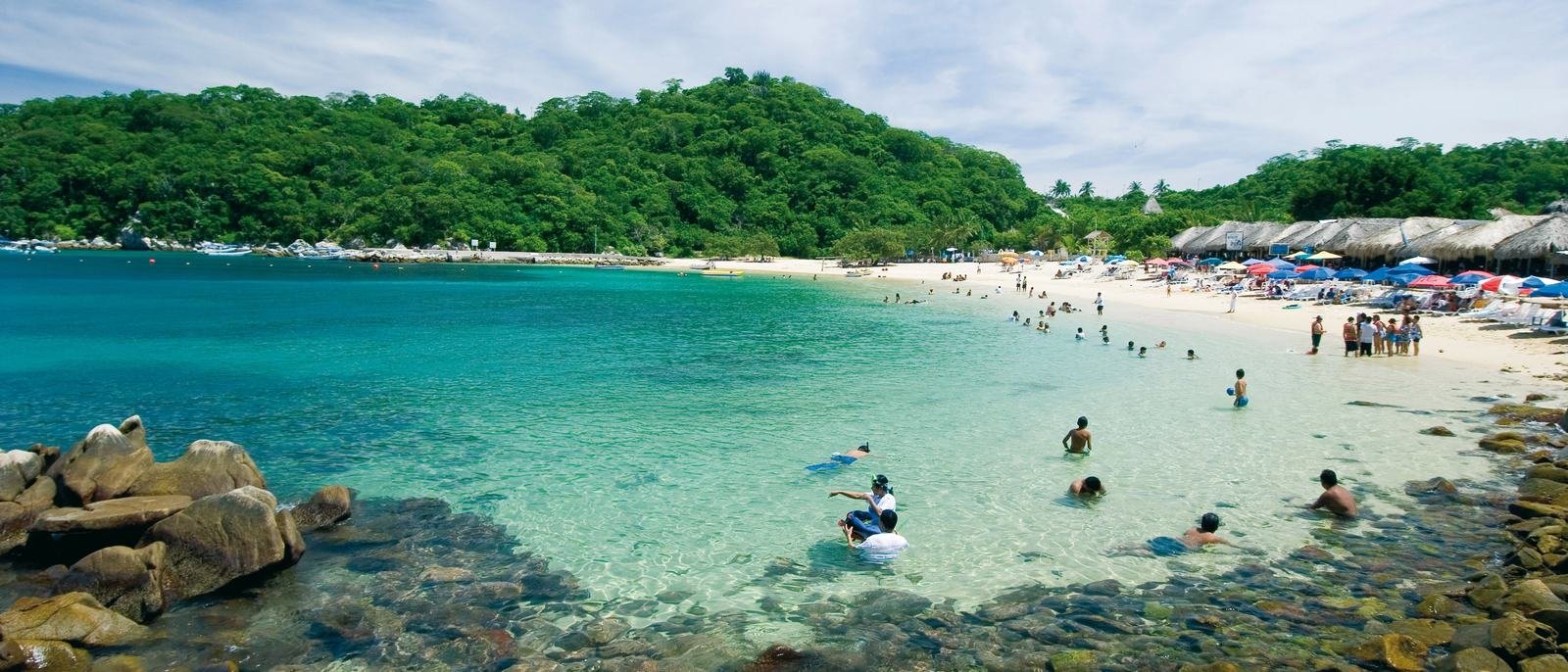 Playa de aguas cristalinas en Bahías de Huatulco