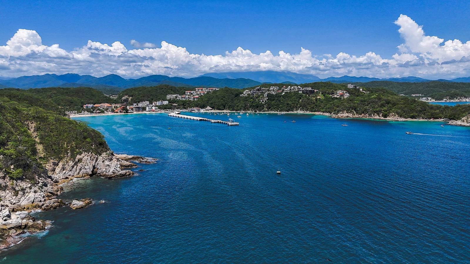 Vista aérea de una bahía de Huatulco